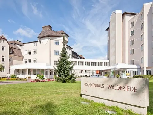 Il Krankenhaus Waldfriede, protagonista de "Le sorelle di Waldfriede volume 3", si presenta con un'architettura moderna e un'area verde curata.