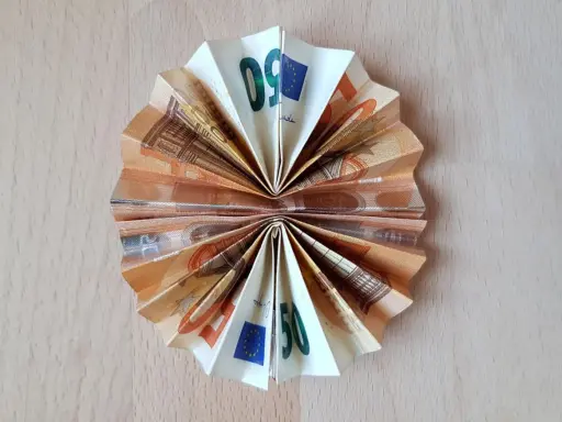 Gefaltetes Geld, das wie eine Socke aussieht, mit 50-Euro-Scheinen, die zu einem Fächer geformt sind.