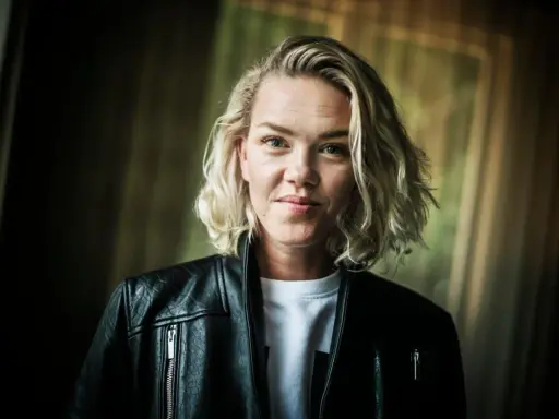 Ana Diaz, med sitt blonda hår och svarta läderjacka, ser ut som en stark kvinna som kan hantera vad som helst, kanske till och med sina egna barn.