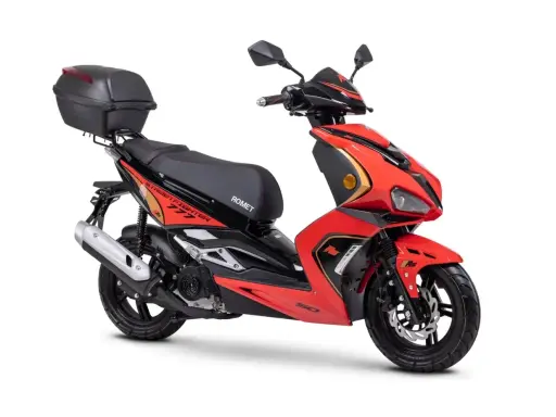 Czerwony skuter z czarnym siedzeniem i kufrem. Do jakiej pojemności można jeździć motorem bez prawa jazdy? Ten model to świetny wybór!