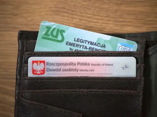 Portfel z dowodem osobistym i legitymacją emeryta-rencisty ZUS. To dokumenty potwierdzające uprawnienia i co daje legitymacja rencisty.