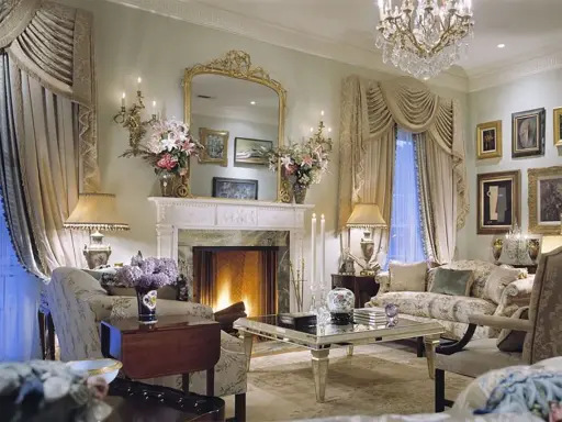 Elegancki salon z kominkiem, lustrem i meblami. Wazon z kwiatami, świece i lampy tworzą przytulną atmosferę. Co to majolika? To ozdobna ceramika, często używana do dekoracji wnętrz.