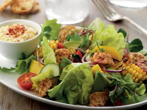 En fräsch kycklingsallad med majs, avokado, tomat och gurka. Perfekt sommarrecept!