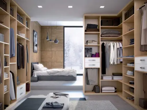 Une idée dressing chambre : un espace organisé avec des étagères en bois clair, des vêtements suspendus et pliés, et une vue sur un paysage enneigé.
