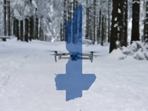 Eine Drohne fliegt über eine verschneite finnische Landschaft. Die Silhouette Finnlands ist über das Bild gelegt.