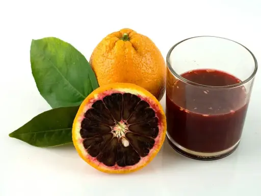 Blutorange: ein gesunder Genuss für gesund abnehmen. Saft und Frucht mit Blättern auf weißem Grund.
