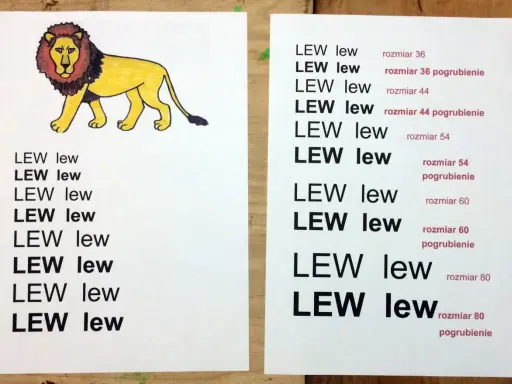 Rysunek lwa i tekst "LEW lew" w różnych rozmiarach i grubościach, idealna czcionka dla dzieci do nauki.
