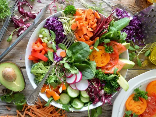 Une salade composée colorée et fraîche, garnie de légumes croquants, de tomates, d'avocat et de pousses. Parfait pour un repas sain.