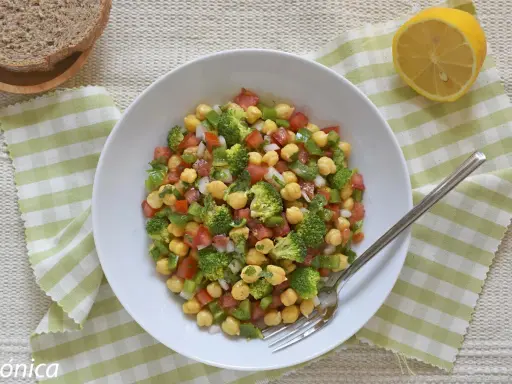 Ensalada de garbanzos, brócoli y tomate, perfecta para cenas fresquitas.