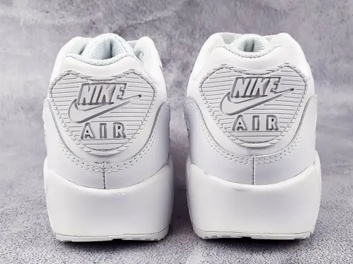 Dwa białe buty Nike Air Max 90 z widocznym logo. Sprawdź detale, by wiedzieć, jak sprawdzić czy Air Force są oryginalne.