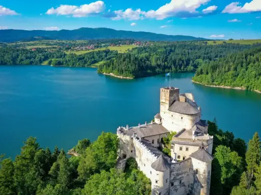 Zamek w Czorsztynie, malowniczo położony nad jeziorem, to jedna z głównych atrakcji regionu. Otoczony zielenią, zaprasza do odkrywania historii.