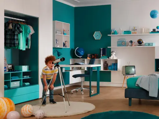 Bambino con telescopio in una stanza che stimola la curiosità e l'apprendimento, con elementi a tema spaziale e strategie educative visibili.