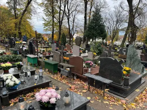 Jak znaleźć grób w Łodzi? Wyszukiwarki i praktyczne wskazówki