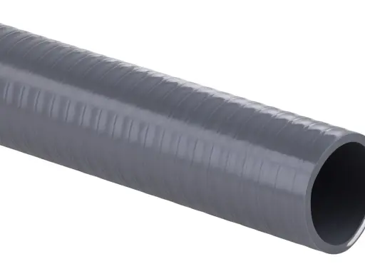 Tuyau gris strié en pvc souple, idéal pour le transport de fluides.