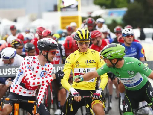Cyklist i gul ledartröja, prickig tröja och grön tröja interagerar vid Tour de France.