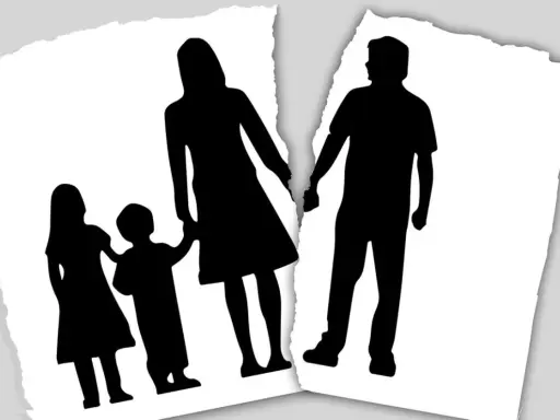 Siluetas de una familia rota, con los padres tomados de la mano y los hijos al lado, separadas por un corte. Reflexión sobre como dejar a tu pareja viviendo juntos y con hijos.
