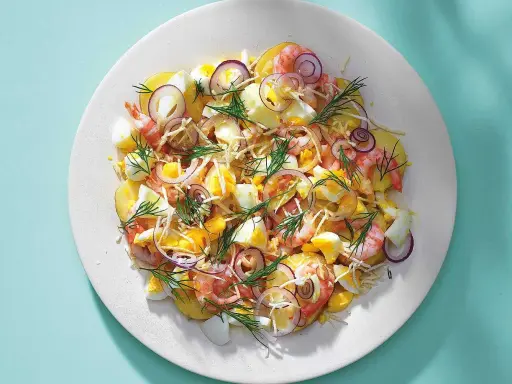 En härlig sallad påsk med potatis, räkor, ägg och rödlök. Perfekt för påskbordet!