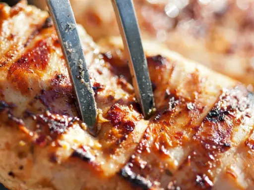 Grillowana pierś z kurczaka z widocznymi przyprawami i śladami po grillu.
