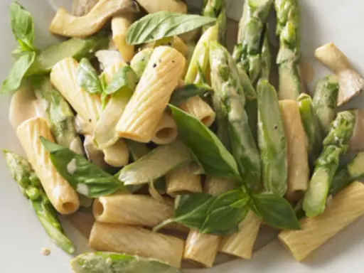 Gesunde Pasta mit Spargel und Pilzen, ein leckeres Gericht für gesunde Pasta Rezepte Abnehmen. Frisch, leicht und voller Geschmack.