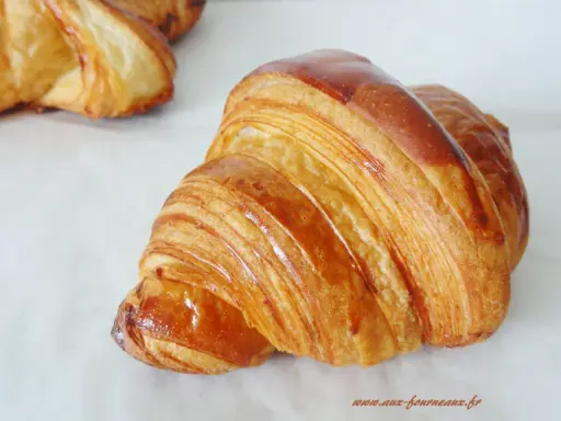 Croissants dorés et feuilletés, parfaits pour une recette pâte à croissant meilleur pâtissier.