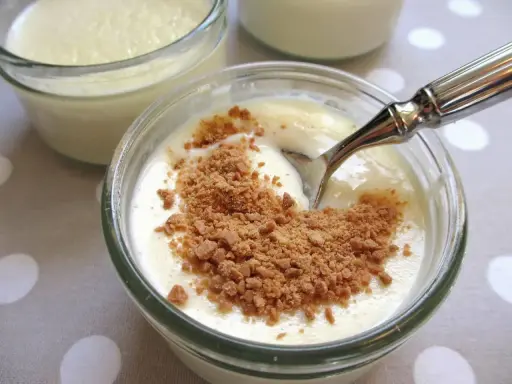 Un déliceux semoule au lait vanille, saupoudré de miettes croustillantes, prêt à être dégusté.