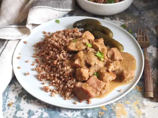 Gulasz z szynki z kaszą gryczaną i ogórkami kiszonymi. Aromatyczne danie, które rozgrzewa i syci.