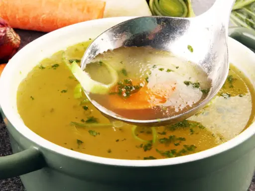 Łyżka nabiera aromatyczny rosół z warzywami. Idealny przepis na to, jak ugotować rosół, który rozgrzeje serce.