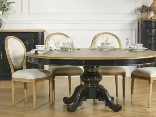 Table de repas ovale, style maison du monde, avec chaises élégantes et vaisselle raffinée. Un décor intemporel pour des moments précieux.