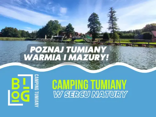 Spokojne jezioro, pomost i budynki kempingowe. Idealne miejsce, by poznać Tumiany, Warmia i Mazury, i dowiedzieć się, co można robić nad jeziorem.