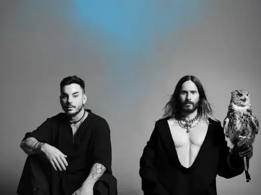 Medlemmar av Thirty Seconds to Mars, Jared Leto med en uggla på armen och Shannon Leto.