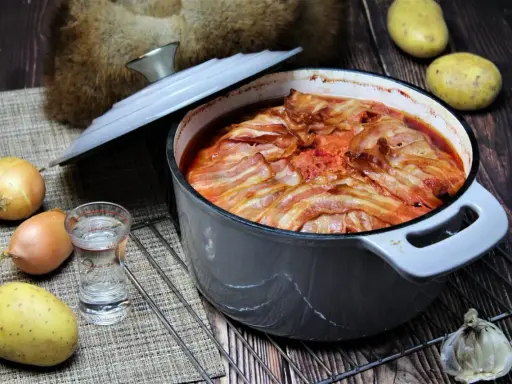 Herzhaftes russisches Essen: Ein Eintopf mit Speck überbacken, dazu Kartoffeln, Zwiebeln und Knoblauch.