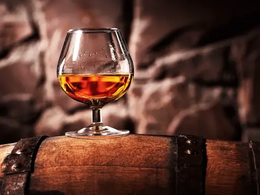 Ett glas konjak står på en träfat. VSOP betyder Very Superior Old Pale, en märkning för konjakens ålder.