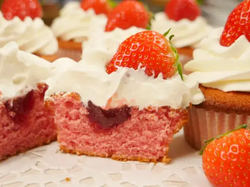 Saftige erdbeer cupcakes mit Sahne und frischen Erdbeeren. Ein süßer Genuss für jeden Anlass.