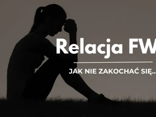 Sylwetka kobiety siedzącej na trawie, z ręką na czole. Napis "Relacja FWB. Jak nie zakochać się...".