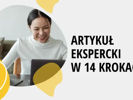 Uśmiechnięta kobieta przy laptopie uczy się, jak napisać artykuł ekspercki w 14 krokach.