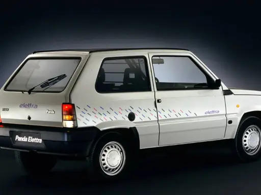 La Fiat Panda Elettra, un'icona ecologica, sfoggia un design distintivo con strisce colorate sul fianco.