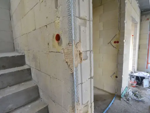 Schody betonowe, ściany z bloczków, instalacja elektryczna i siatka tynkarska – to kolejność prac na budowie.