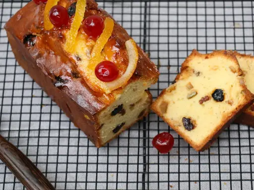 Le cake aux fruits confits, garni de cerises et d'écorces d'orange, est la meilleure recette pour un goûter gourmand.