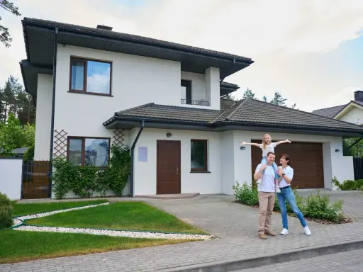 Rodzina przed nowoczesnym domem. Zastanawiasz się, ile trwa budowa domu 100m2?