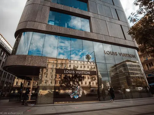 Zarobki w Louis Vuitton Polska: Ile naprawdę zarobisz w luksusie?