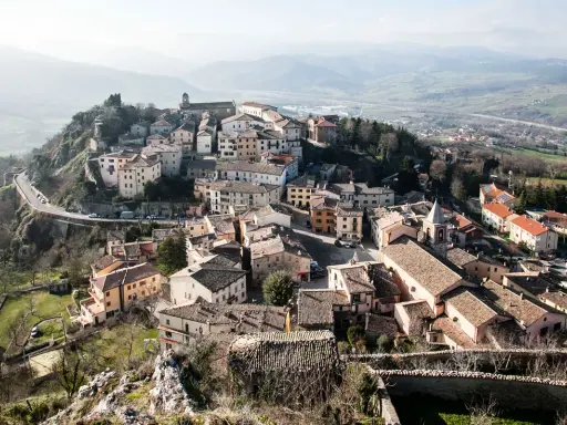 Panoramica di Pennabilli, cosa vedere: borgo medievale arroccato su una collina, con case in pietra, tetti in cotto e una chiesa con campanile.