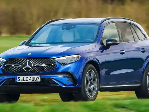 Blauer Mercedes-Benz GLC EQ Testfahrt auf einer grünen Wiese.