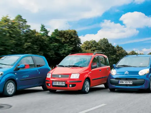 Trzy małe samochody jadące obok siebie: niebieski Renault Twingo, czerwony Fiat Panda 1.1 (ile oleju potrzebuje do silnika?) i niebieski Citroen C1.