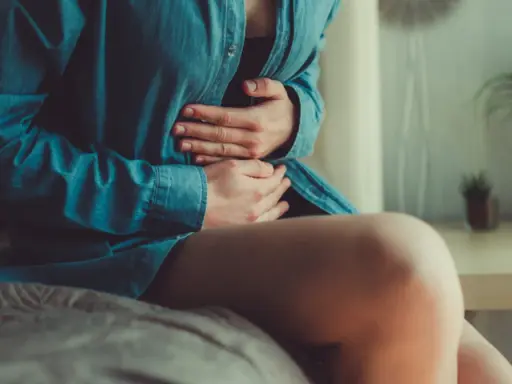 Osoba z bólem brzucha, objawem infekcji Clostridium difficile, która może prowadzić do śmierci.