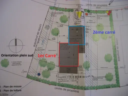 Plan de masse montrant l'orientation sud de deux maisons bioclimatiques, le 1er Carré et le 2ème carré, sur un terrain.