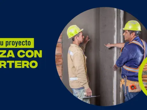 Dos albañiles trabajan en un muro de cemento. El texto dice "La base de tu proyecto empieza con el mortero", sugiriendo que el mortero es fundamental, y no se puede revocar un proyecto sin él.