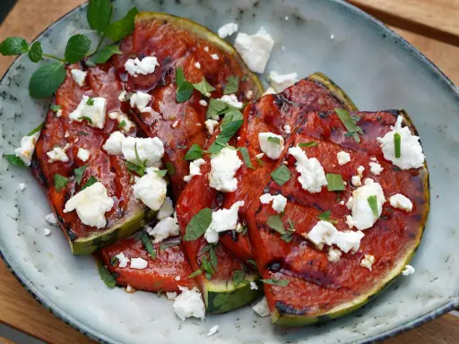 Gegrillte Wassermelone mit Feta und Minze. Ein herzhaftes Sommergericht, das süße und salzige Aromen vereint.