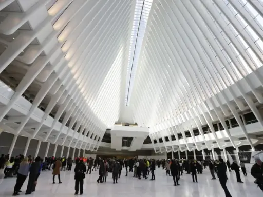 El Oculus de Nueva York, obra maestra del arquitecto Calatrava, deslumbra con su diseño futurista y su gran afluencia de público.
