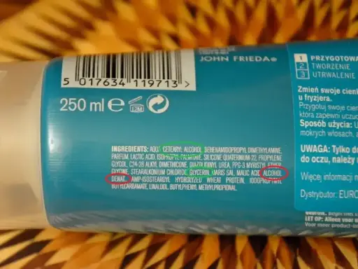 Skład kosmetyku John Frieda zawiera m.in. alkohol denat., który pomaga w aplikacji i utrwaleniu fryzury.