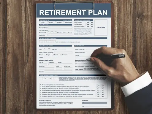 Formularz "RETIREMENT PLAN" do wypełnienia, aby złożyć wniosek o emeryturę. Widoczna ręka z długopisem.
